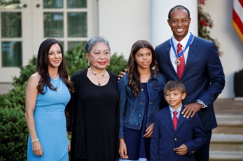 Donald Trump premia a Tiger Woods