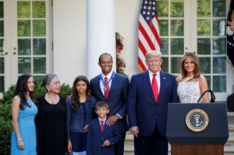 Donald Trump premia a Tiger Woods