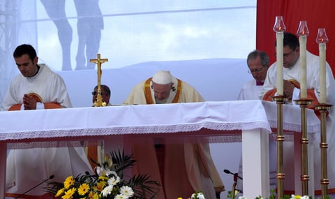 Presidió una misa antes miles de personas.