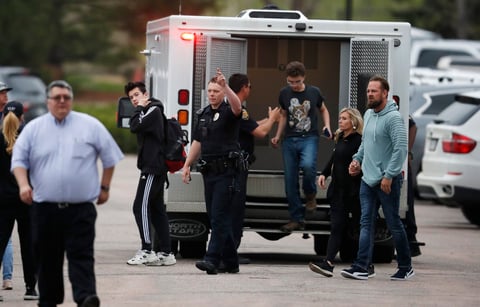 Alguaciles del Condado Douglas, en el sur de Denver, junto con policías y personal de emergencia de jurisdicciones cercanas, respondieron poco después de las 14:00 hora local (20:00 GMT), a un tiroteo en una escuela secundaria de la zona.