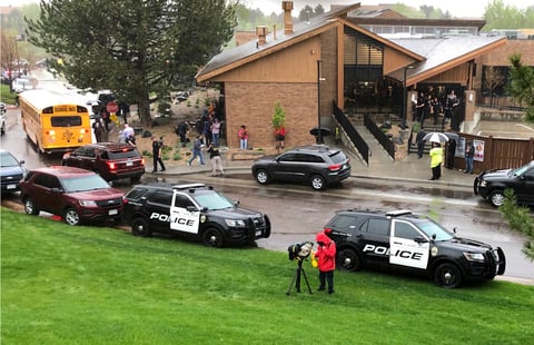 En este caso, a los niños del jardín de infantes se les dijo, aprovechando la situación climática sobre Denver, que no podían salir de su escuela 'por la tormenta eléctrica'.