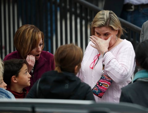 Nicholson Kluth explicó que, en este caso, se implementó el protocolo que fue evolucionando a partir de la masacre en la Escuela Columbine, también al sur de Denver, donde el 20 de abril de 1999 dos estudiantes mataron a 12 alumnos y a un maestro antes de suicidarse.
