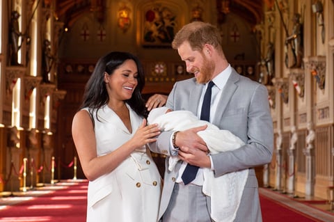 Los duques de Sussex, Meghan Markle y el príncipe Enrique, presentaron a su hijo recién nacido.