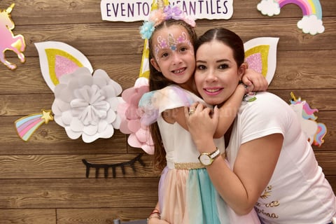 08052019 LINDA POSTAL.  María con su mamá, Maggy Enríquez.