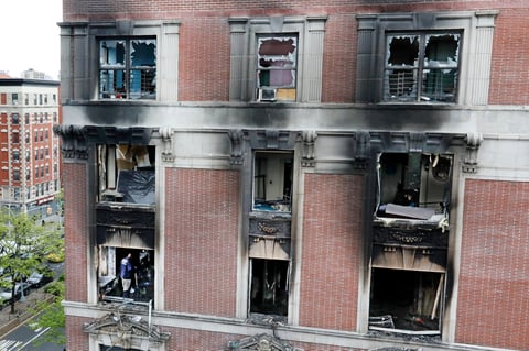 El fuego afectó a todo el apartamento, situado en la quinta planta de un edificio de viviendas de propiedad pública.