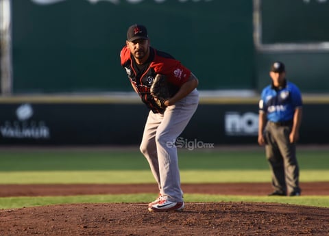 Abrió por los visitantes el derecho venezolano Guillermo Moscoso, quien apenas en su quinto lanzamiento del juego, ya estaba perdiendo, pues en la cuenta de 2 bolas y 2 strikes, Ferreiro detonó un bombazo por todo el jardín derecho, depositando la pelota encima de la terraza, para su segundo cuadrangular de la temporada.