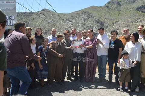 La película Poderoso Victoria contará con un gran elenco, en el que destacan actores como Damián Alcázar, Joaquín Cosío, Alfonso Echánove, Édgar Vivar, Luis Felipe Tovar, Roberto Sosa, Eduardo España, José Sefami, Adal Ramones, Said Sandoval, Daniel Martínez, Alberto Trujillo, Gerardo Oñate, Paulino Partida, Rogeiro Martin del Campo, Lorena de la Torre, Ana Monterrubio, y Gustavo Sánchez Parra