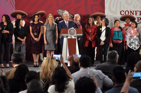 Les regaló un momento de su mensaje desde Palacio Nacional.