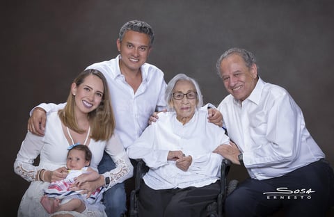 10052019 Fotografía familiar, en la que aparecen la más pequeña, de tres meses de edad, María García Veloz en brazos de su mamá, María Fernanda Veloz García, Lic. Ubaldo Alejandro Veloz Márquez, la matriarca de la familia, doña Felisa Obregón Hinojo, Vda. de Veloz, y su hijo el Arq. Ubaldo Veloz Obregón.- Sosa Ernesto