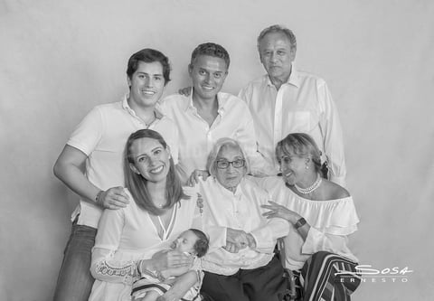 10052019 CP. Javier García, Lic. Ubaldo Alejandro Veloz Márquez, Arq. Ubaldo Veloz Obregón, Fernanda Veloz García de García con la pequeña María García Veloz en brazos, la matriarca de la familia de 101 años de edad Doña Felisa Obregón Hinojo Vda. de Veloz y María del Pilar García Flores de Veloz.