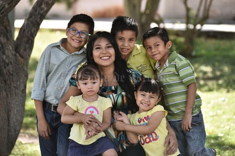10052019 Jeisel y sus hijos Dan, Dylan, Darell, Deyna y Dinah.