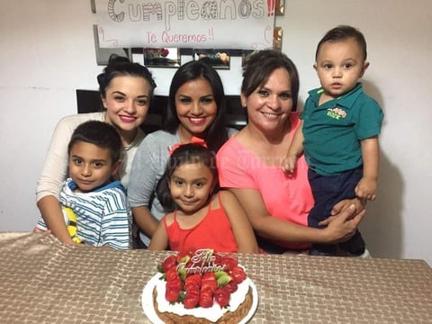 10052019 FELICIDADES.  Diana con Andrea, Karen, Camila, Paco y Santiago.
