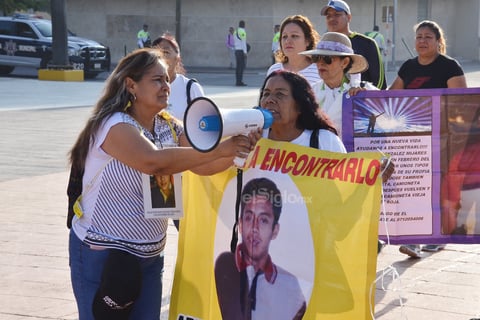 Llevaron a cabo un pase de lista simbólico con los nombres de sus hijas e hijos desaparecidos.
