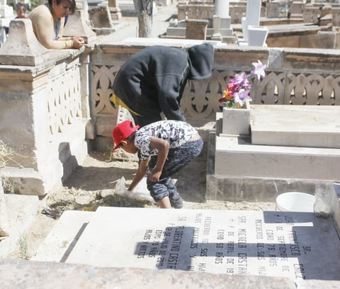 El lugar también en un centro de trabajo para cientos de personas que se dedican a musicalizar el encuentro entre los vivos y los muertos, o aquellos que se encargan de limpiar las tumbas.