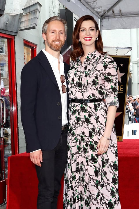 Anne Hathaway y su esposo Adam Shulman.