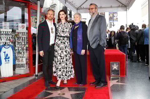Anne Hathaway junto a su esposo y sus padres.