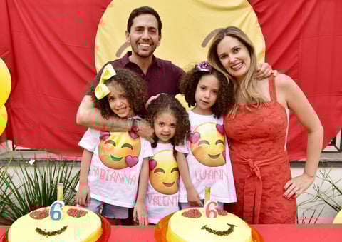 Salomón y Tatiana con sus hijas, Fabianna, Luanna y Valentina