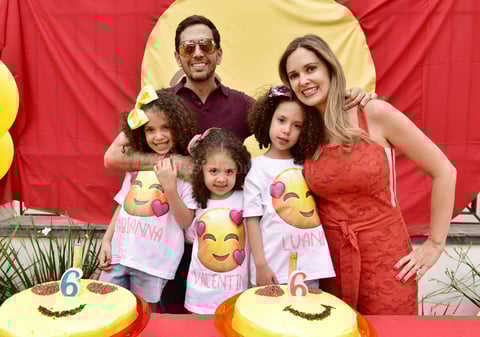 Salomón y Tatiana con sus hijas, Fabianna, Valentina y Luanna