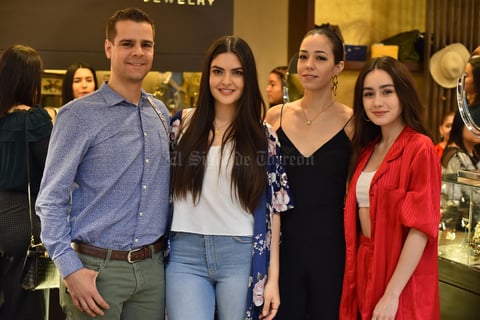 Óscar, Siham, Mariana y María Sofía