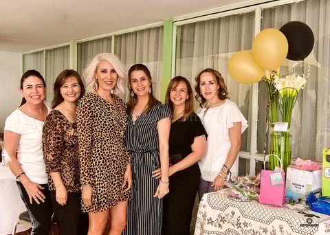 Con sua amigas