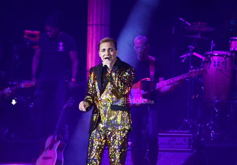 Durante el recital, el artista intercaló temas de su repertorio con melodías de Juan Gabriel. De esta manera sonaron Adiós amor, te vas; No puedo arrancarte de mí y Con tu amor.