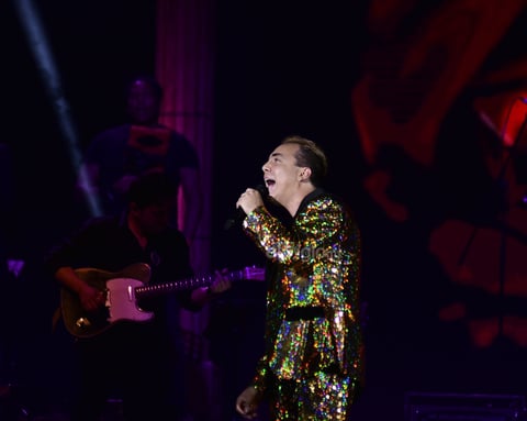 Cristian Castro deleitó al público con más éxitos como Azul, No podrás y Lo mejor de mí. El cantante de igual manera emocionó a sus fans cuando bailaba algunos de sus temas.