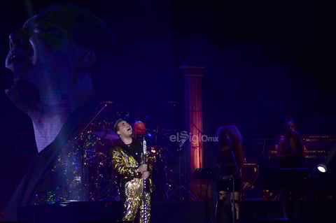 A las 21:30 horas, Cristian irrumpió en el escenario con un traje de color dorado al estilo de Paulina Rubio. Mañana, mañana; Busca un amor, Así era ella y Lloran las rosas, fueron los primeros temas que interpretó.