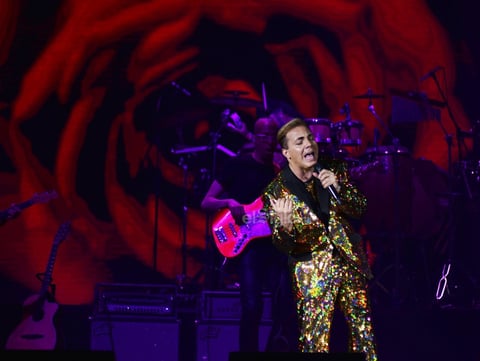 Cristian Castro regresó a Torreón con su gira Mi tributo a Juan Gabriel, donde no pudieron faltar sus grandes éxitos como Es mejor así y y Lloran las rosas.