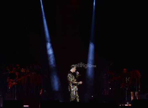 El momento emotivo de la noche se dio cuando Castro dedicó el tema Verónica a su madre.
