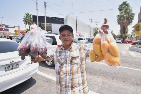 Dependiendo de la temporada, la fruta es otro de los negocios usuales en las vialidades; en la actualidad los mangos son los que más fácilmente se encuentran, pero también pueden ser melones, sandías o ciruelas pasas.