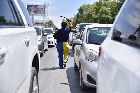 En diferentes cruces de la ciudad, distintas personas se las ingenian para vender u ofrecer un servicio a cambio de unas monedas.
