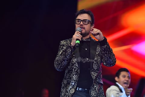 El artista de inmediato alborotó a los espectadores con Loca e Historias de danzón y arrabal.