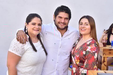 11052019 Felicitan a su amigo