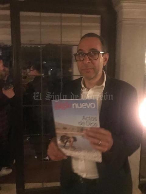 12052019 EMBAJADOR.  El artista mexicano Pablo Vargas Lugo representa a México en la Exposición Internacional de Arte de la Bienal de Venecia con su obra Actos de Dios, filmada en Cuatro Ciénegas. En la fotografía muestra orgulloso un ejemplar de la revista Siglo Nuevo dedicado a su obra.