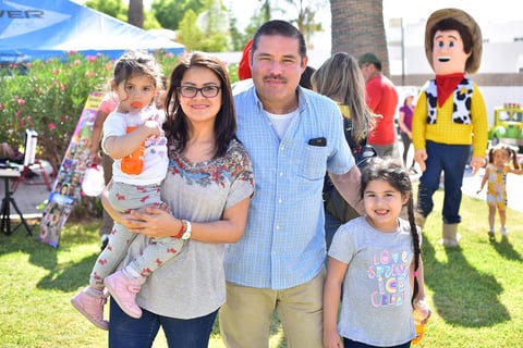 12052019 EN UNA KERMéS.  Ana Carmen, Claudia, David y Ana Paula.