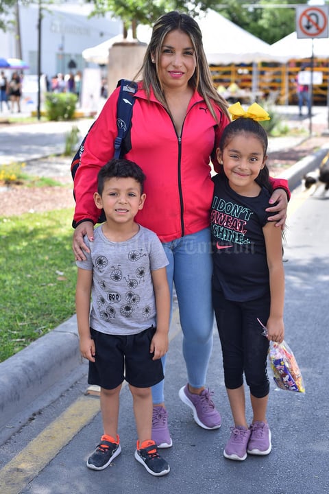 11052019 PASEO COLóN.  Viri, Milan y Carol.