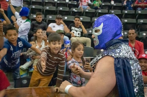 Niños expresaron su alegría por ver a Blue Demon Jr.