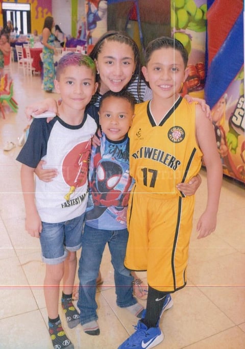 12052019 RECIENTE CELEBRACIóN.  María Guadalupe acompañada de sus nietos, Juan Eduardo, José Alejandro, Raúl, Perla Aracely, Alice Romina, Ruby y Santiago.