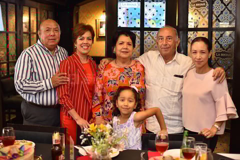 11052019 UN AñO MáS DE VIDA.  La señora Titi fue acompañada por su familia en la celebración ofrecida por su cumpleaños.
