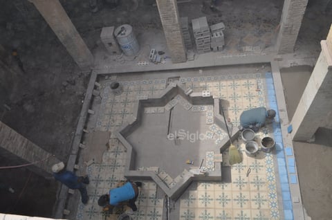 En la entrada, la casa cuenta con una gran fuente que tiene la forma de una estrella de seis puntas, clásica de la arquitectura musulmana.