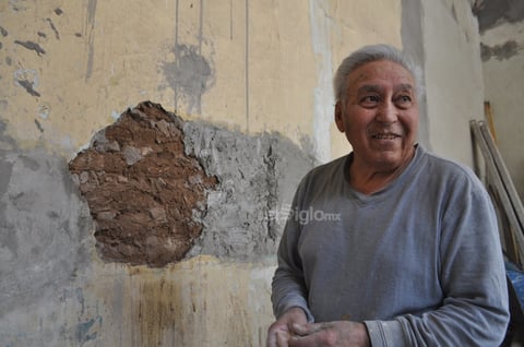 El maestro Román, albañil con vasta experiencia, trabaja en la restauración de la pared, que es una mezcla de madera, adobe, ladrillo y piedra del cerro de las Noas, por lo que se trata de muros gruesos y térmicos, una joya de la construcción.