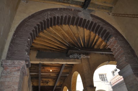 El techo original de madera aún se conserva, pero debió ser reforzado con una estructura de acero para evitar que la planta alta se derrumbara, pues la casa duró más de 30 años abandonada.