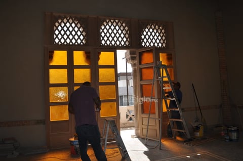 La restauración está a cargo del área de Servicios Administrativos del Ayuntamiento de Torreón, que mandó hacer réplicas de las puertas y ventanas originales, en base a fotografías históricas, además de que se respetaron los colores originales, que proyectan bellos tonos en la sala principal.
