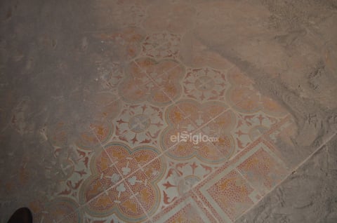 Tras la limpieza en las distintas habitaciones, se ha logrado rescatar el diseño en los pisos de mosaico antiguo y los murales en algunas paredes, con motivos orgánicos y florales propios de la época.