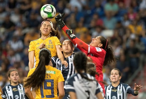 Intenso resultó el arranque del encuentro, luego que la delantera Blanca Solís llegó al área de las locales a los 30 segundos por el lado derecho y disparó a segundo poste, pero la pelota se fue por un lado.