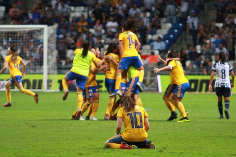 Las de la UANL mejoraron rápidamente y ello les rindió frutos a los ocho minutos, cuando Lizbeth Ovalle recibió pase por izquierda, desde donde centró y Solís remató de cabeza para poner el 1-0.