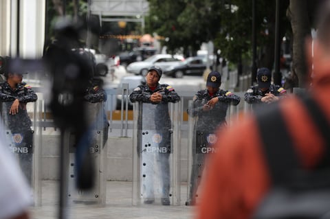 Decenas de guardias nacionales y policías con escudos antimotines se apostaron en el lugar.