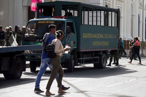 Los efectivos impidieron el paso de los congresistas opositores.