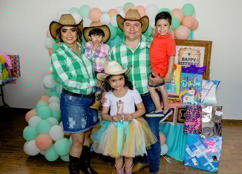 14052019 APAGA SIETE VELITAS.  Luciana celebró su cumple en compañía de su familia y amistades.