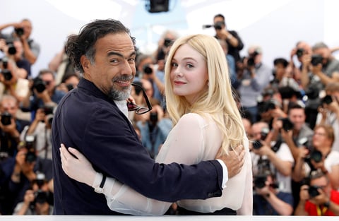 Alejandro González Iñárritu y la actriz estadounidense Elle Fanning.